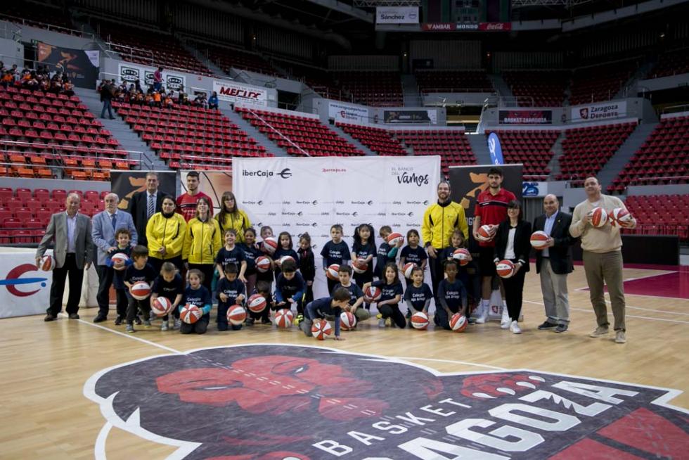 Entrega de balones a los participantes de la Liga de Escuelas Ibercaja