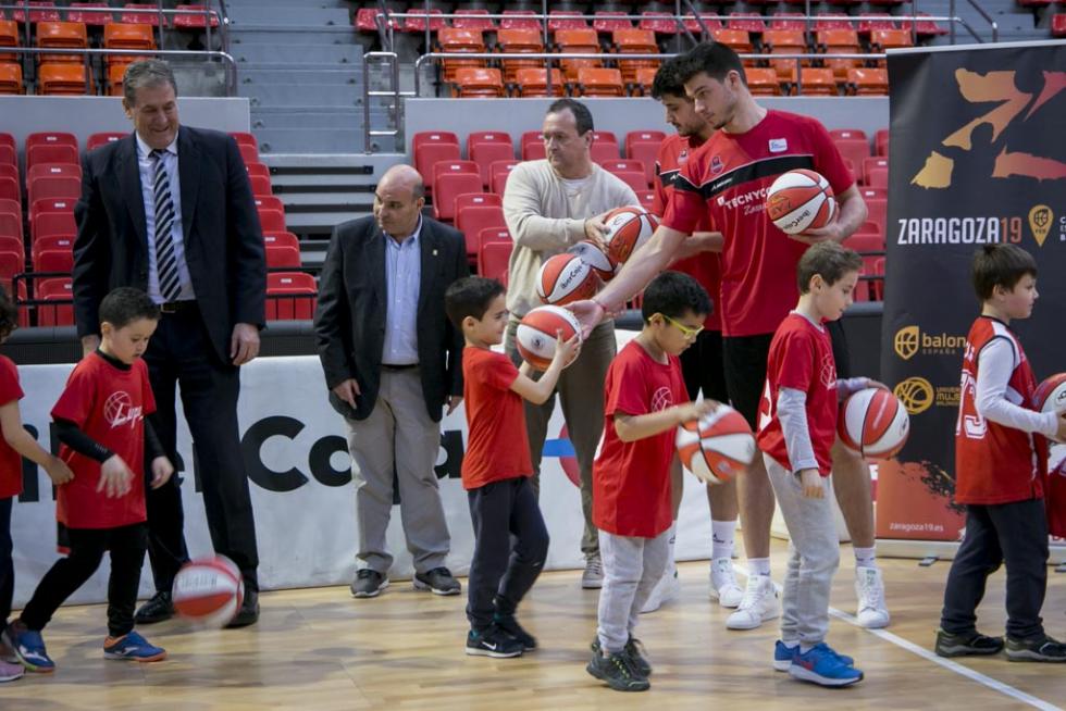 Entrega de balones a los participantes de la Liga de Escuelas Ibercaja