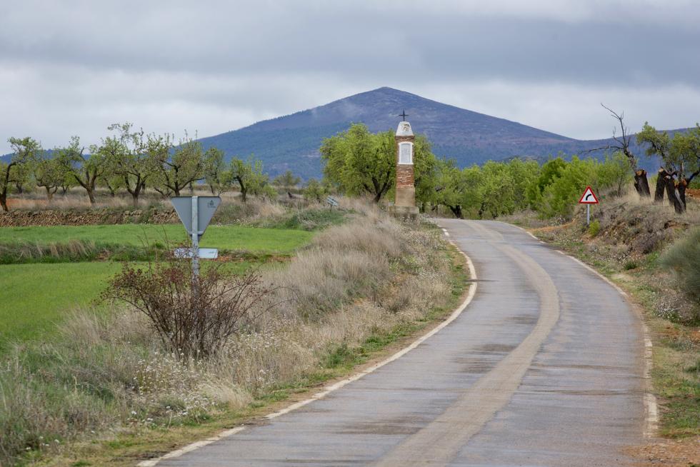 El pico de Santa Cruz ofrece una vista que va de la sierra Vicor a la laguna de Gallocanta, pasando por Guadalajara o el Moncayo. Allí se aloja un puesto de vigilancia contra incendios.