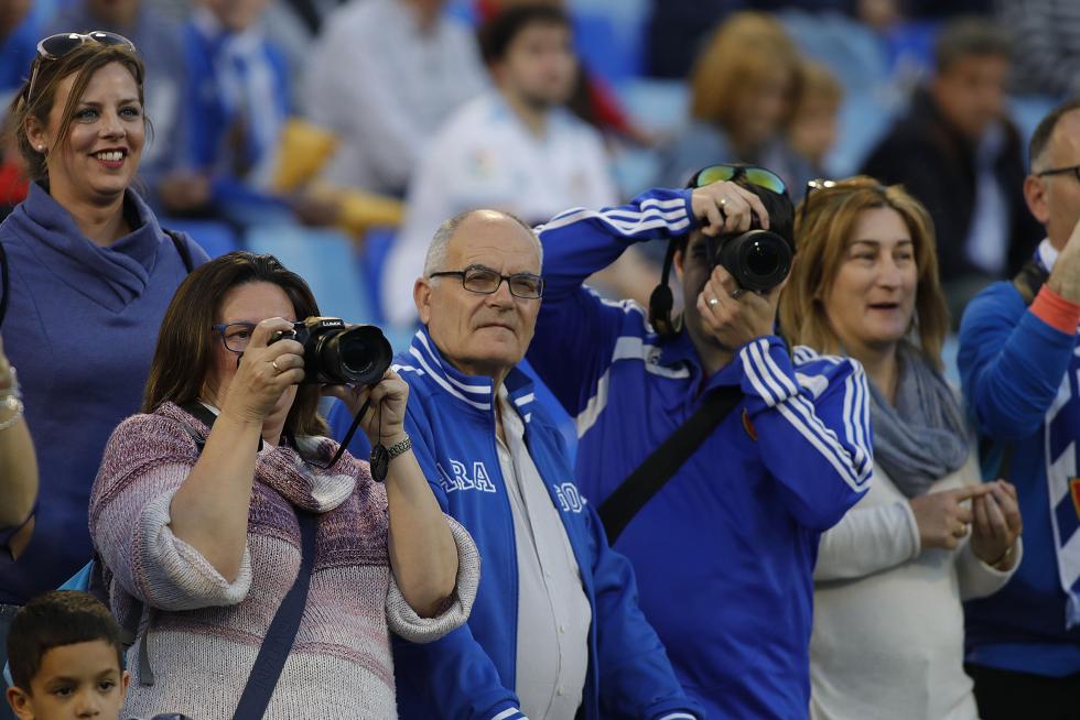 La afición animando al Real Zaragoza en La Romareda durante el partido Real Zaragoza – Alcorcón