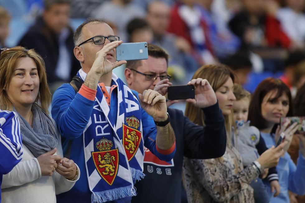 La afición animando al Real Zaragoza en La Romareda durante el partido Real Zaragoza – Alcorcón