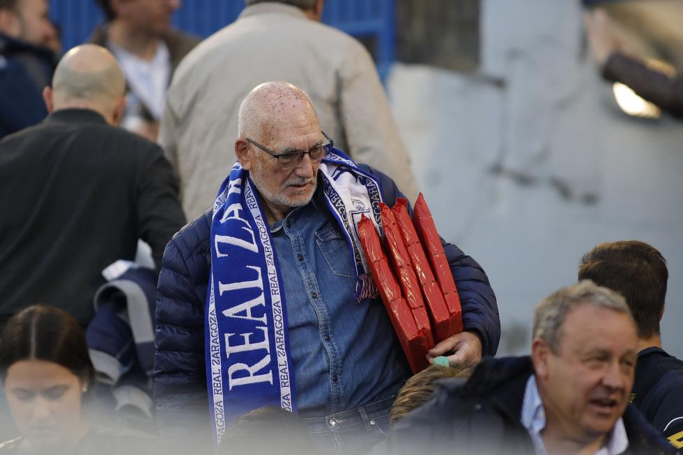 La afición animando al Real Zaragoza en La Romareda durante el partido Real Zaragoza – Alcorcón