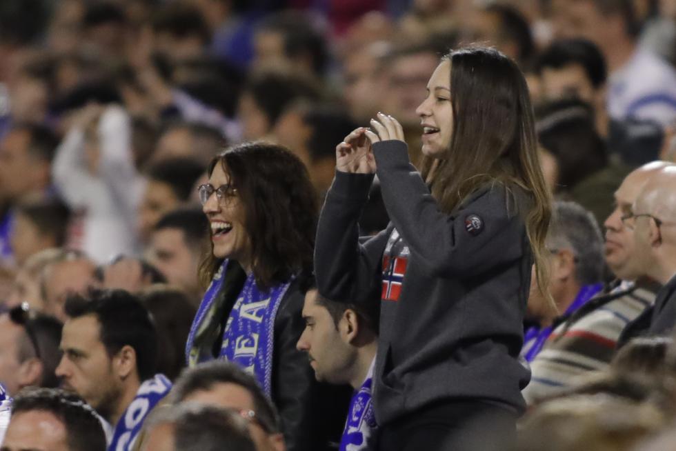 La afición animando al Real Zaragoza en La Romareda durante el partido Real Zaragoza – Alcorcón