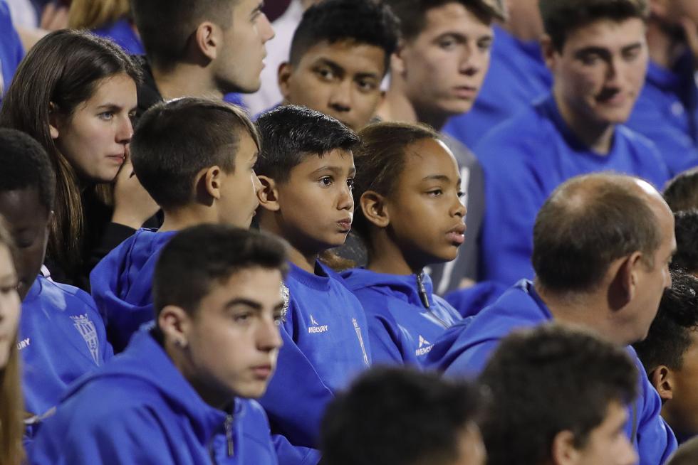 La afición animando al Real Zaragoza en La Romareda durante el partido Real Zaragoza – Alcorcón