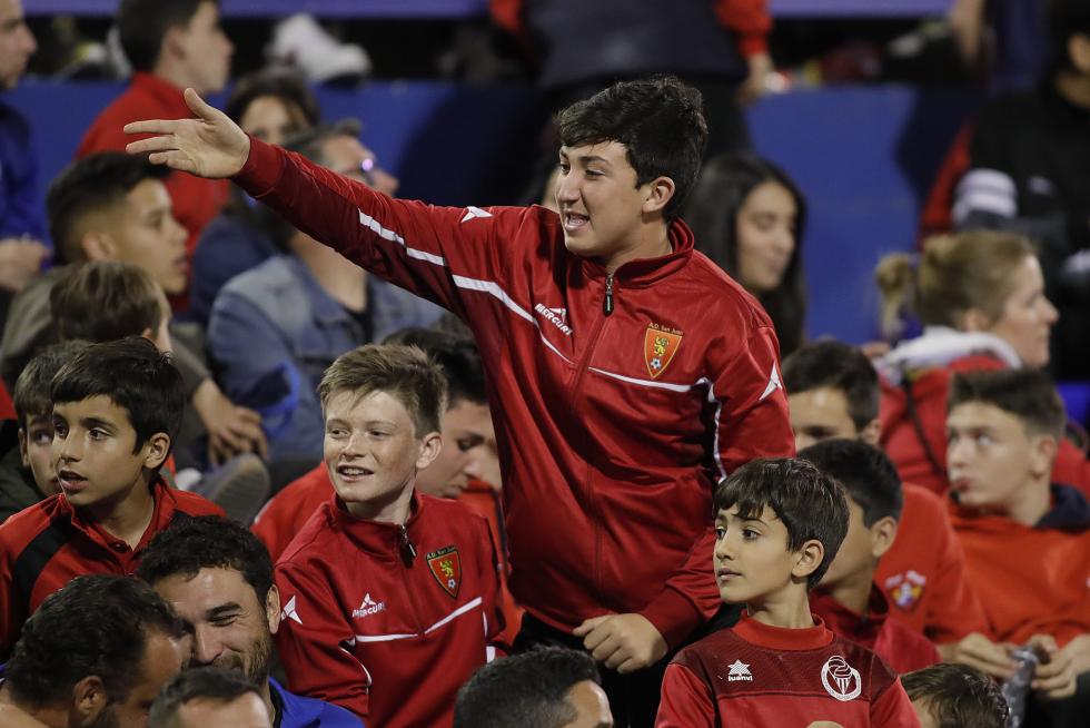 La afición animando al Real Zaragoza en La Romareda durante el partido Real Zaragoza – Alcorcón