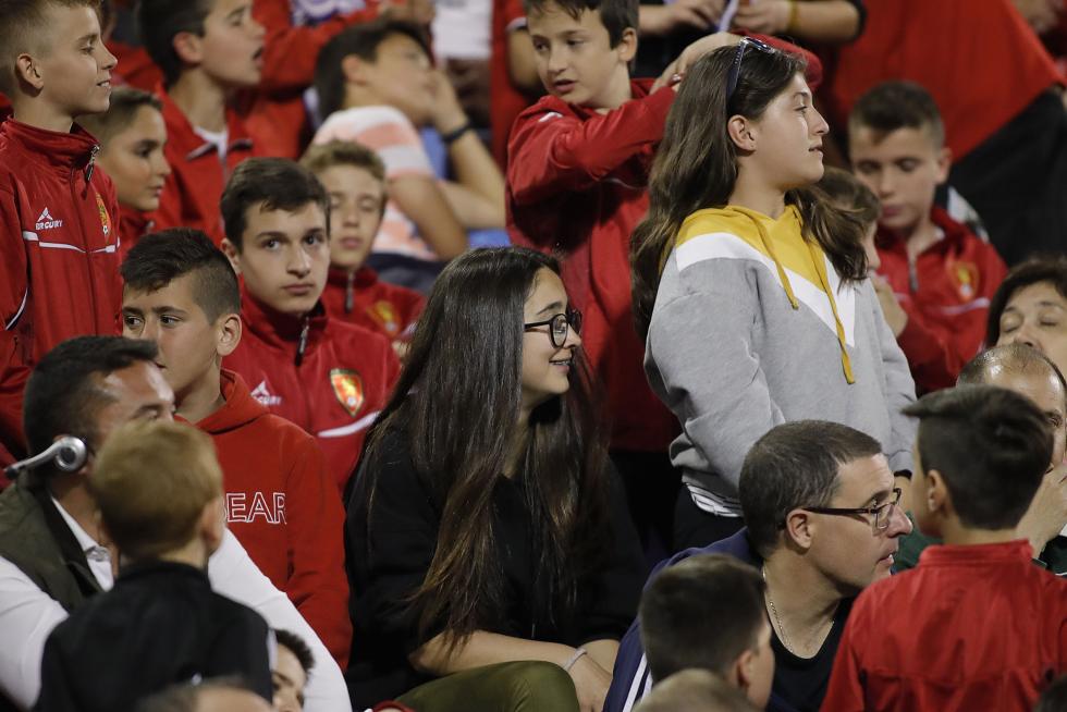 La afición animando al Real Zaragoza en La Romareda durante el partido Real Zaragoza – Alcorcón