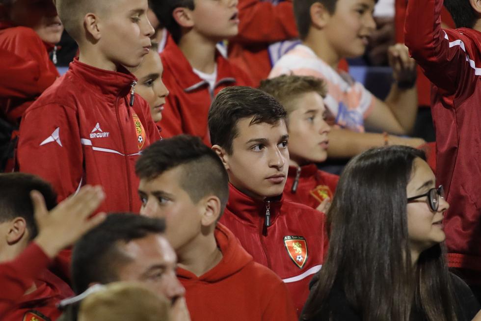La afición animando al Real Zaragoza en La Romareda durante el partido Real Zaragoza – Alcorcón