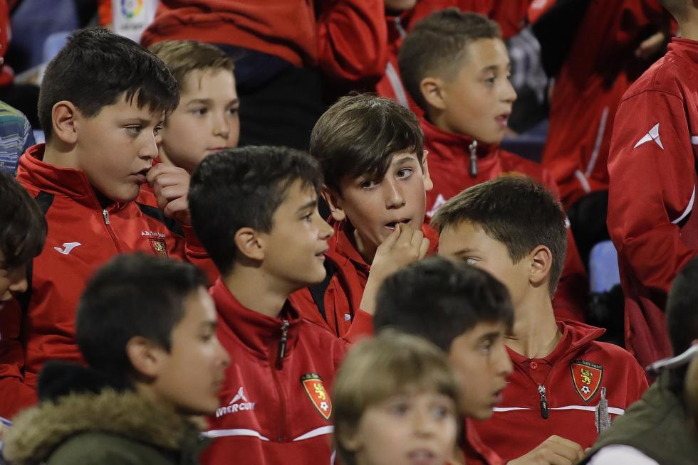La afición animando al Real Zaragoza en La Romareda durante el partido Real Zaragoza – Alcorcón