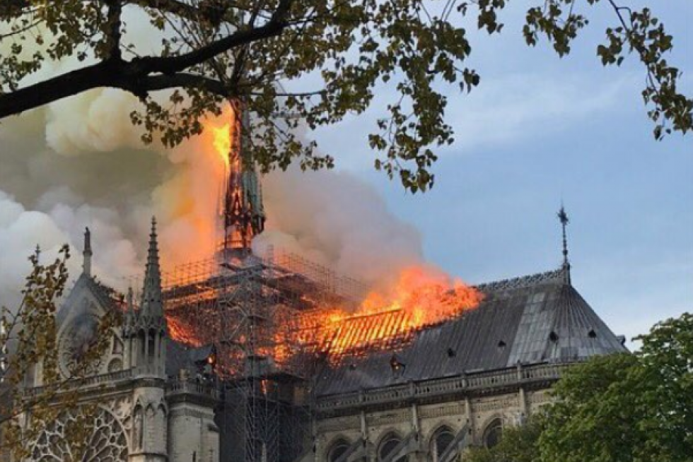 Imagen del incendio declarado en la catedral Notre Dame de Paris compartida por Manuel Valls.