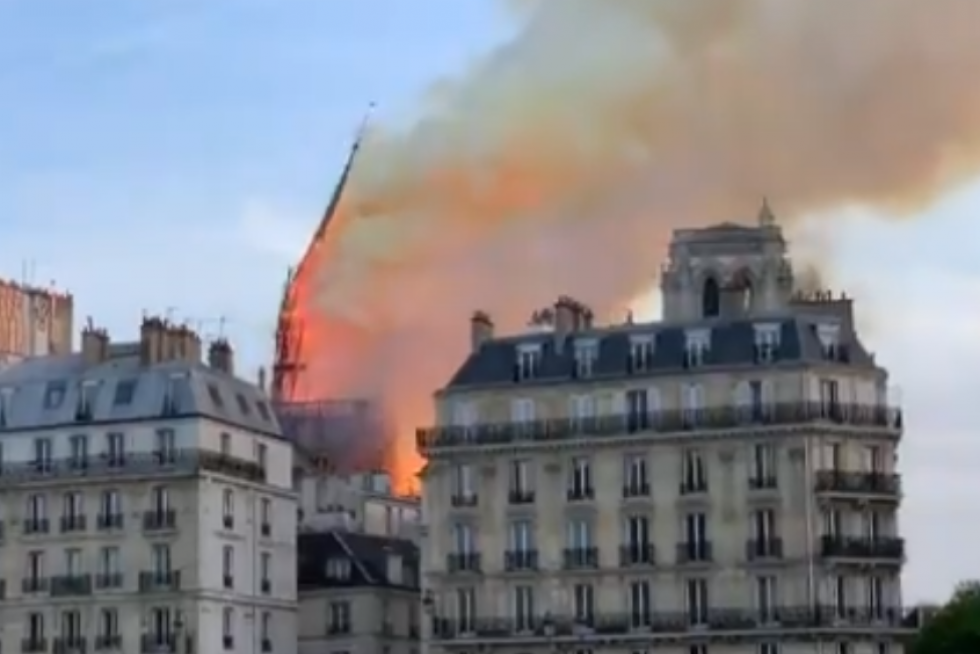 Se hunde la aguja de la catedral en el incendio de Notre Dame.