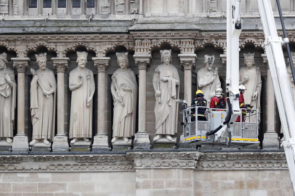 Evalúan los daños en Notre Dame tras el incendio
