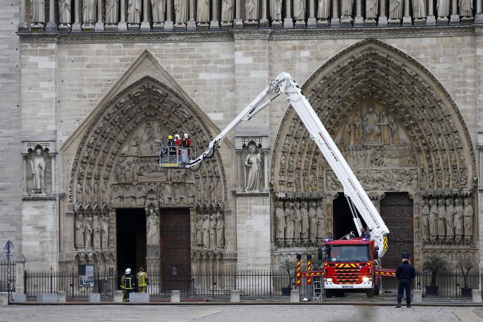 Evalúan los daños en Notre Dame tras el incendio