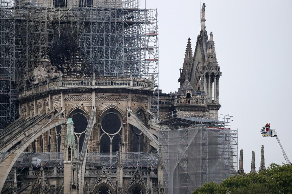 Evalúan los daños en Notre Dame tras el incendio