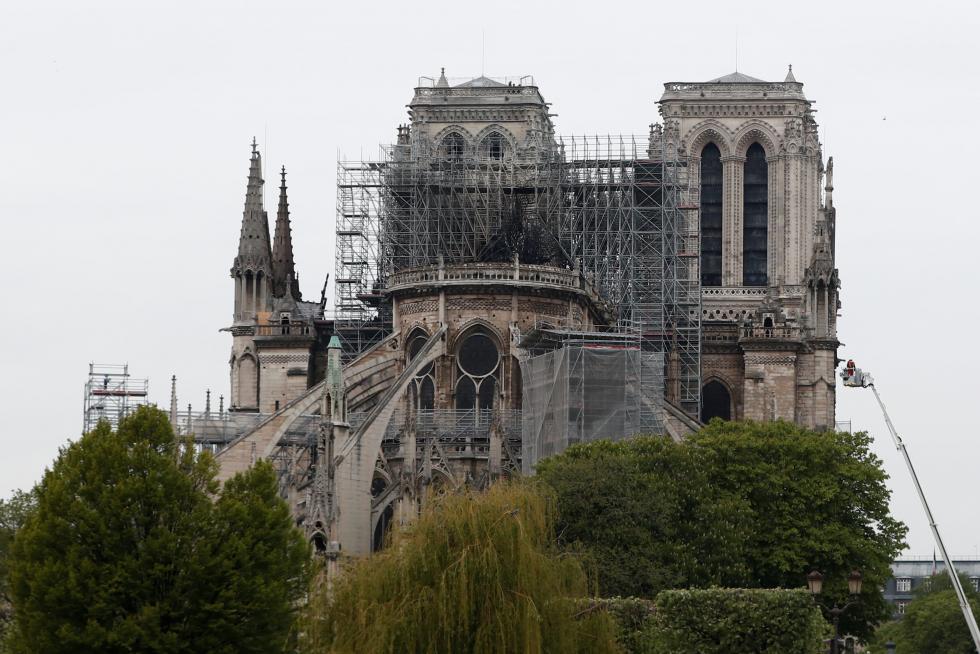 Exterior de la catedral de Notre Dame tras haberse controlado el incendio.