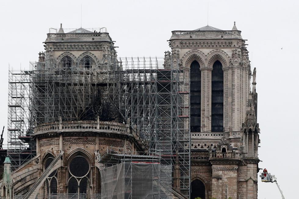 Exterior de la catedral de Notre Dame tras haberse controlado el incendio.