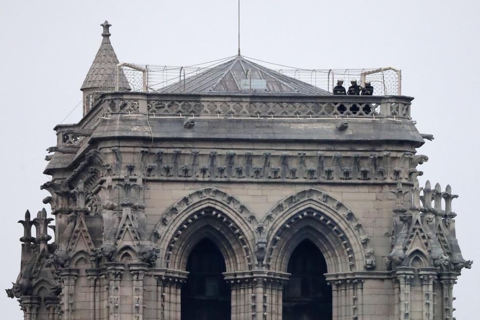 Exterior de la catedral de Notre Dame tras haberse controlado el incendio.
