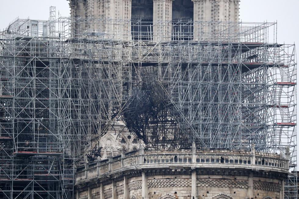 Exterior de la catedral de Notre Dame tras haberse controlado el incendio.