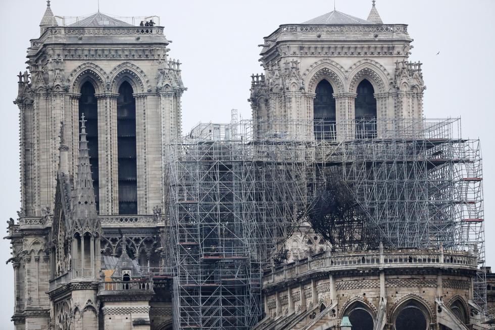 Exterior de la catedral de Notre Dame tras haberse controlado el incendio.