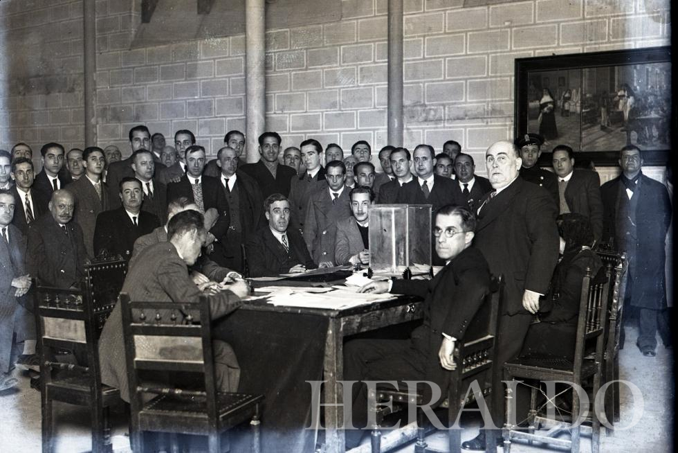 Ciudadanos votando en elecciones celebradas antes de 1936 en Aragón