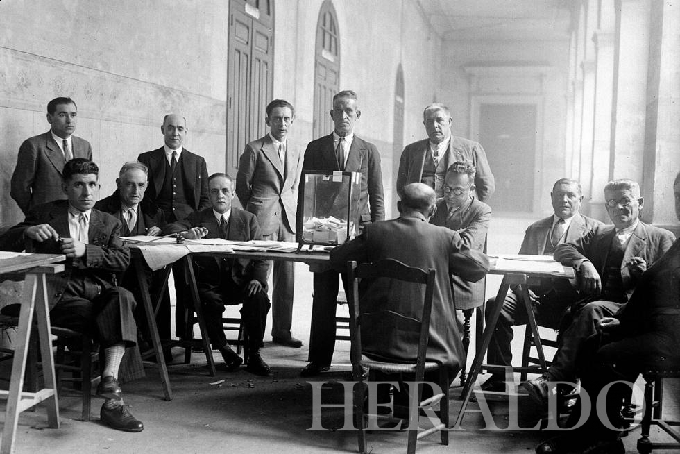 Ciudadanos votando en elecciones celebradas antes de 1936 en Aragón