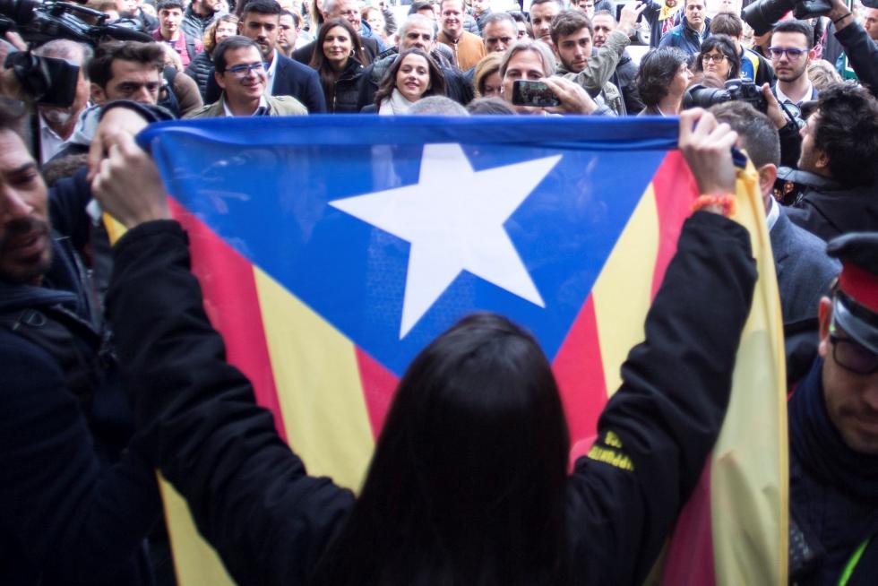 Inés Arrimadas en un acto electoral en Vic, donde ha sido increpada por independentistas.