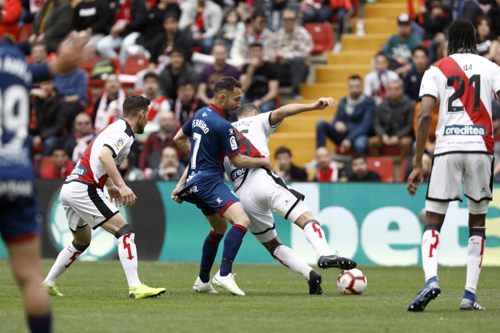 Encuentro disputado entre el Rayo Vallecano y la SD Huesca.