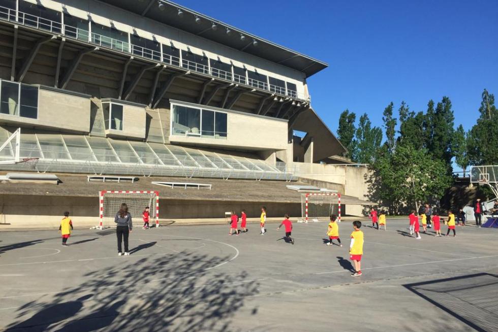 El Palacio de los Deportes acoge a lo largo de todo el sábado el XII Día del Balonmano Oscense.