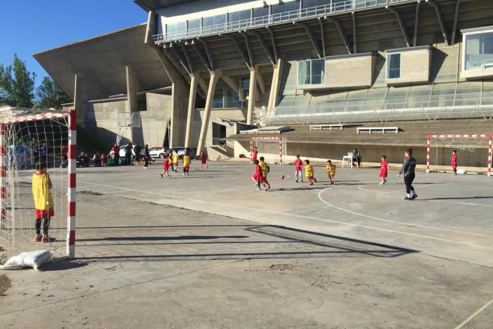 El Palacio de los Deportes acoge a lo largo de todo el sábado el XII Día del Balonmano Oscense.