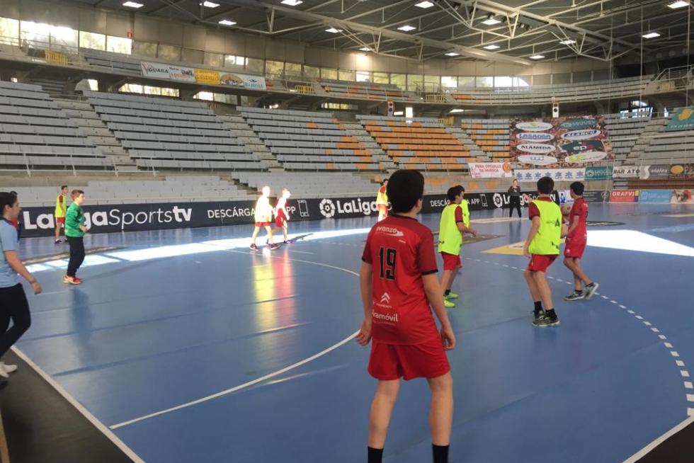 El Palacio de los Deportes acoge a lo largo de todo el sábado el XII Día del Balonmano Oscense.