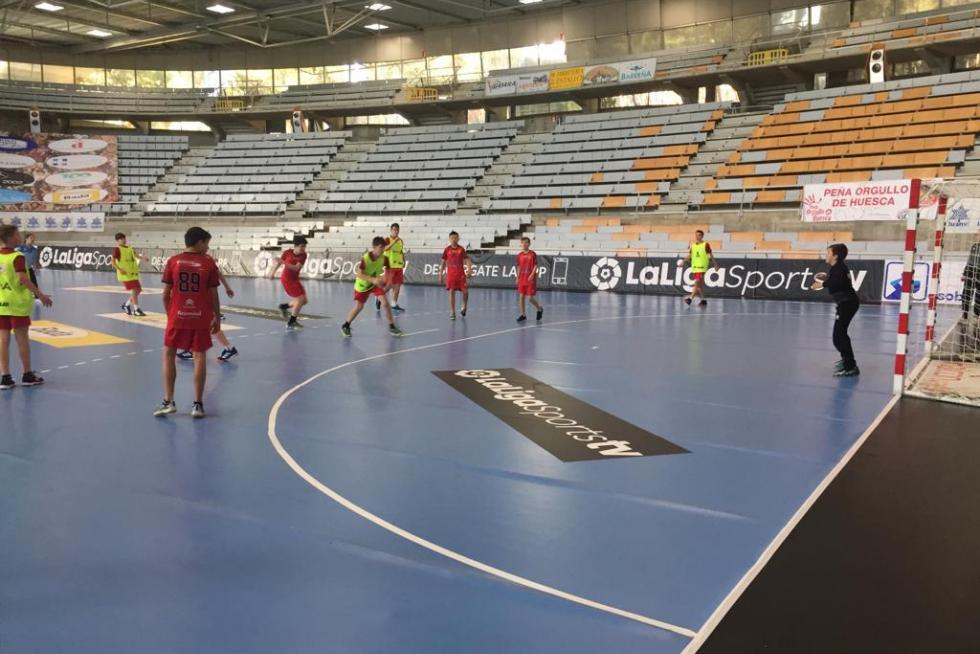 El Palacio de los Deportes acoge a lo largo de todo el sábado el XII Día del Balonmano Oscense.