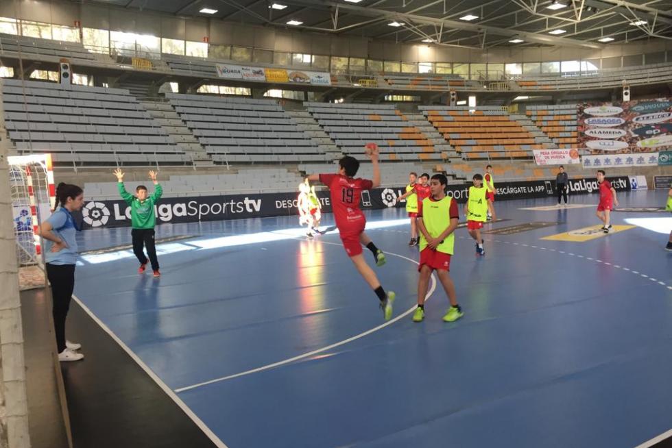 El Palacio de los Deportes acoge a lo largo de todo el sábado el XII Día del Balonmano Oscense.