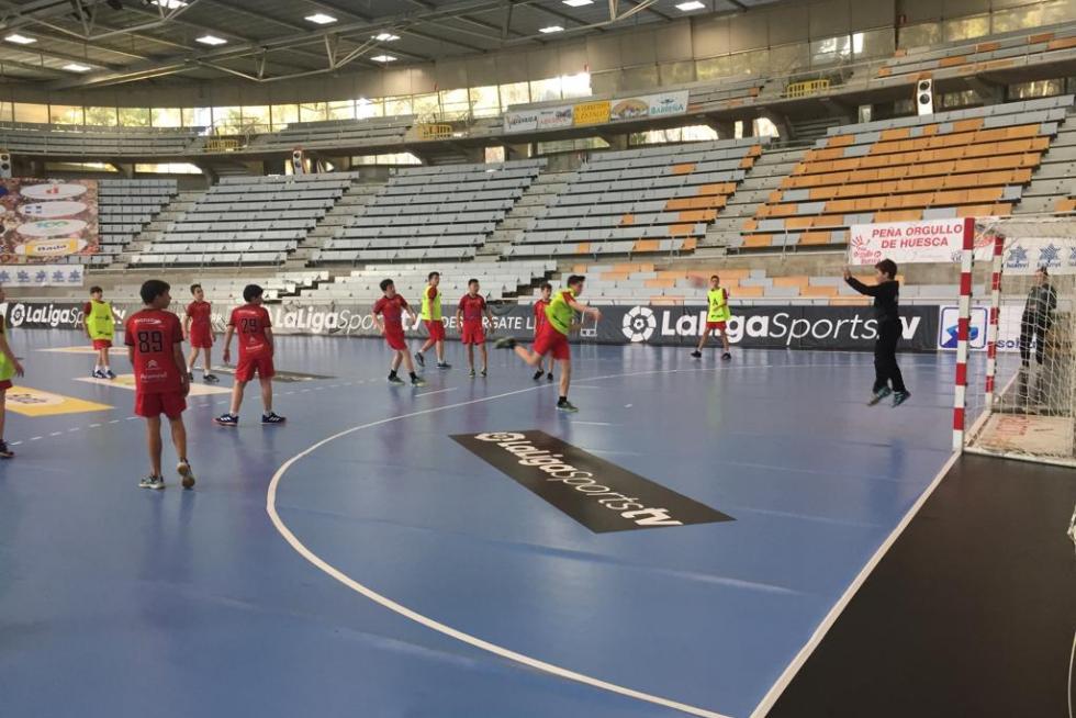 El Palacio de los Deportes acoge a lo largo de todo el sábado el XII Día del Balonmano Oscense.