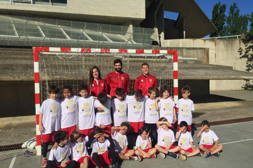 El Palacio de los Deportes acoge a lo largo de todo el sábado el XII Día del Balonmano Oscense.