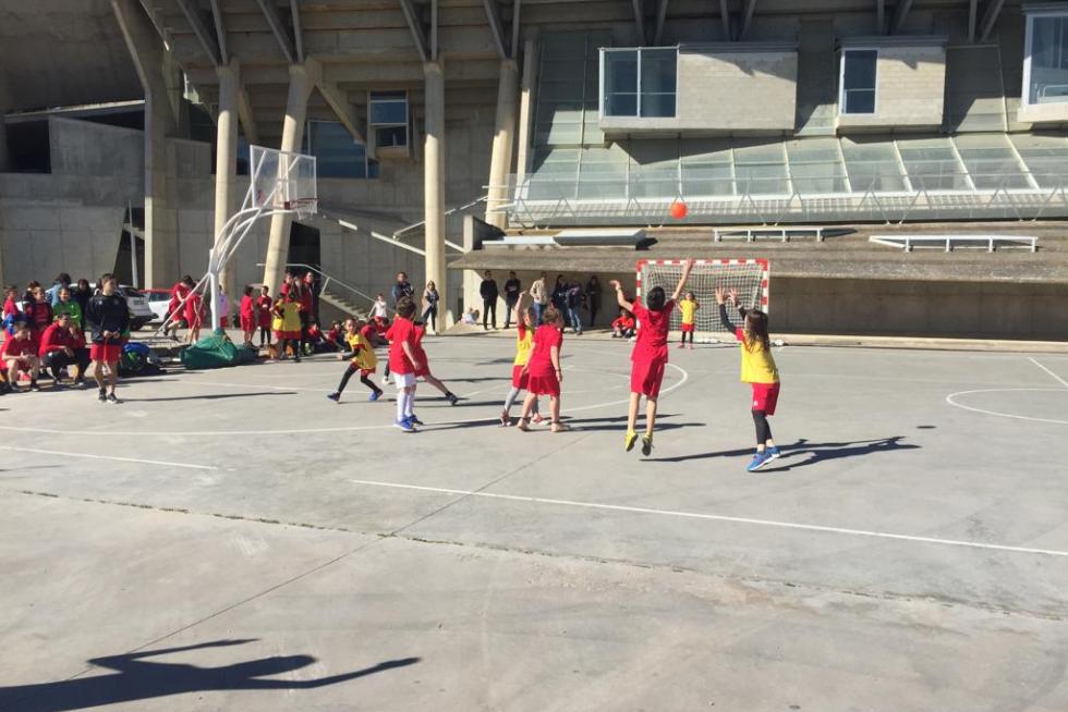 El Palacio de los Deportes acoge a lo largo de todo el sábado el XII Día del Balonmano Oscense.