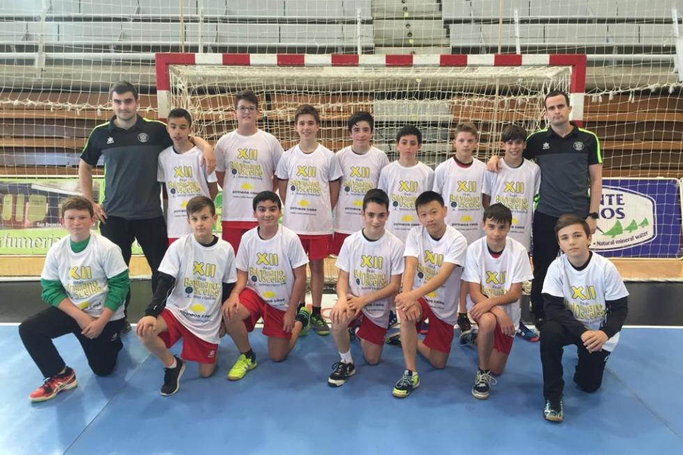 El Palacio de los Deportes acoge a lo largo de todo el sábado el XII Día del Balonmano Oscense.