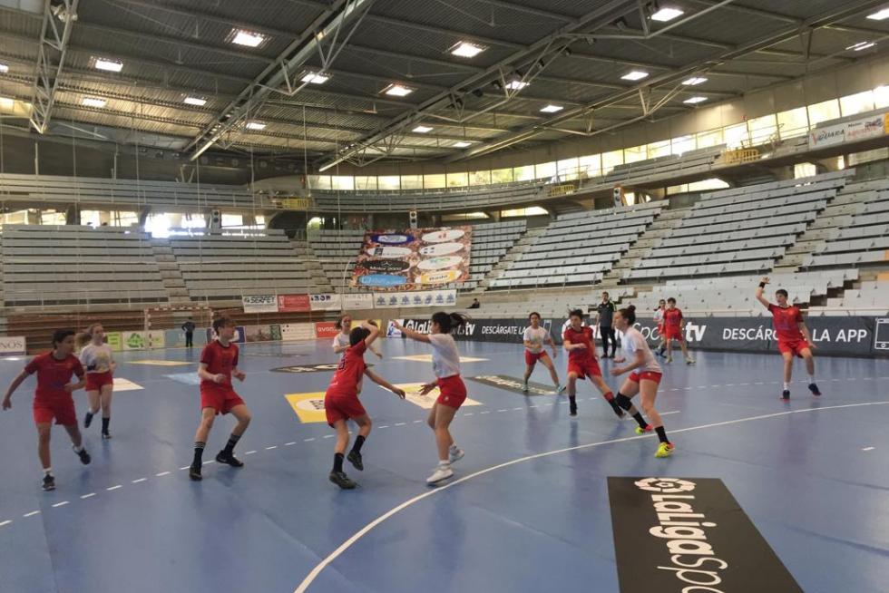 El Palacio de los Deportes acoge a lo largo de todo el sábado el XII Día del Balonmano Oscense.