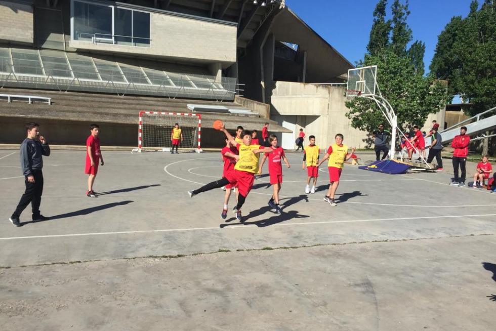 El Palacio de los Deportes acoge a lo largo de todo el sábado el XII Día del Balonmano Oscense.