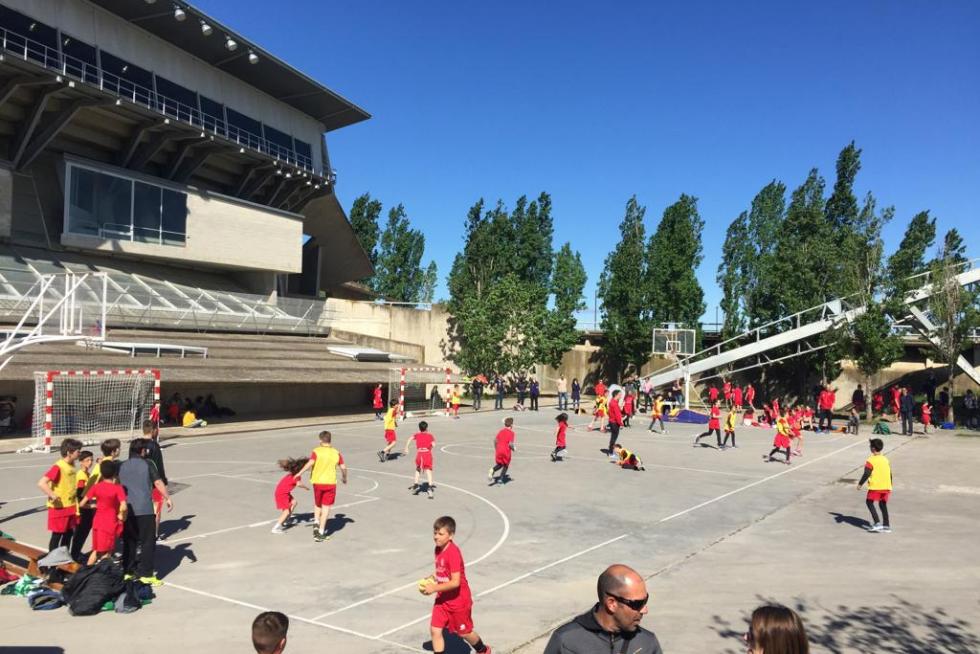 El Palacio de los Deportes acoge a lo largo de todo el sábado el XII Día del Balonmano Oscense.