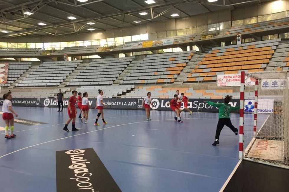 El Palacio de los Deportes acoge a lo largo de todo el sábado el XII Día del Balonmano Oscense.