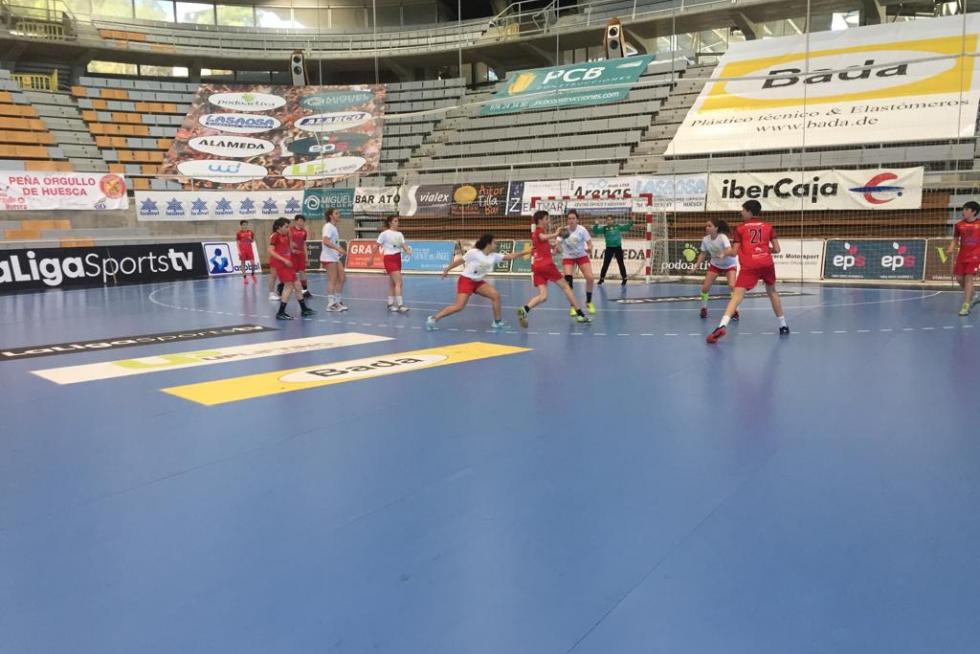 El Palacio de los Deportes acoge a lo largo de todo el sábado el XII Día del Balonmano Oscense.