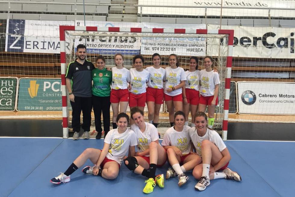 El Palacio de los Deportes acoge a lo largo de todo el sábado el XII Día del Balonmano Oscense.