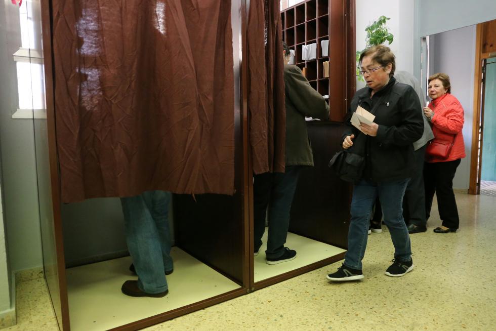 Imágenes de la jornada electoral en Aragón.