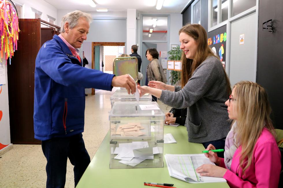 Imágenes de la jornada electoral en Aragón.