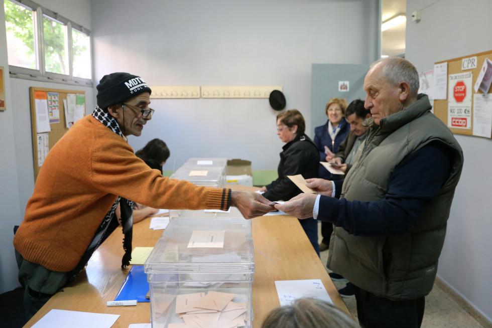 Imágenes de la jornada electoral en Aragón.