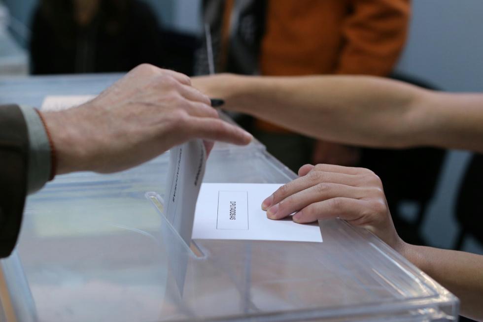 Imágenes de la jornada electoral en Aragón.