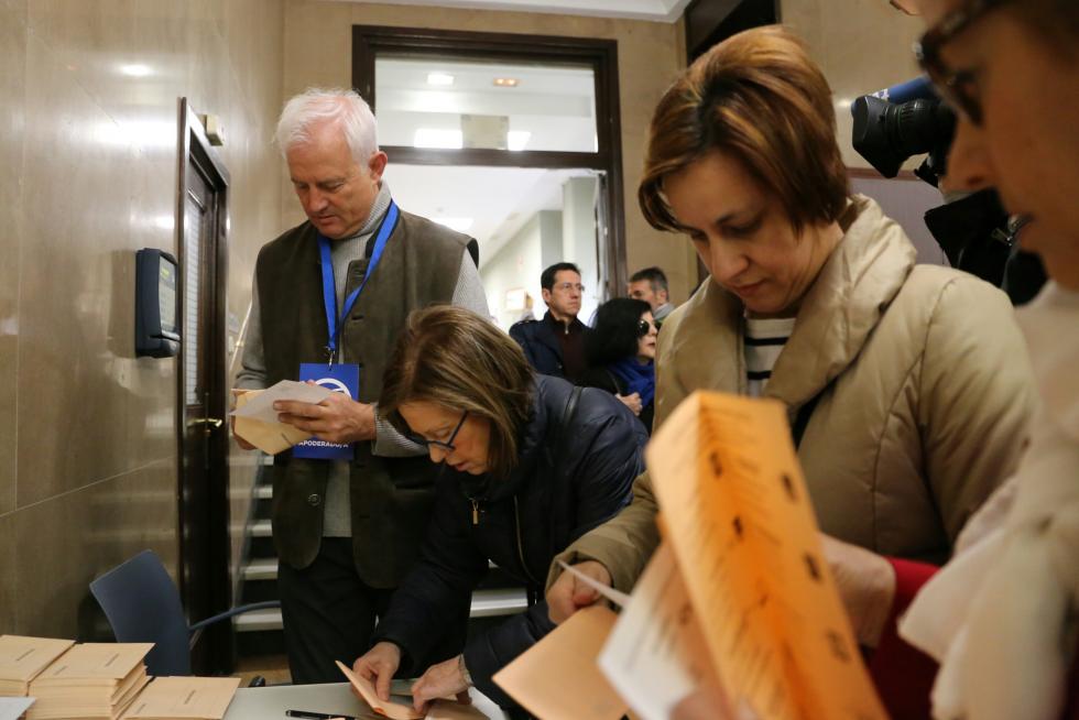 Eloy Suárez vota en el colegio de la CHE.