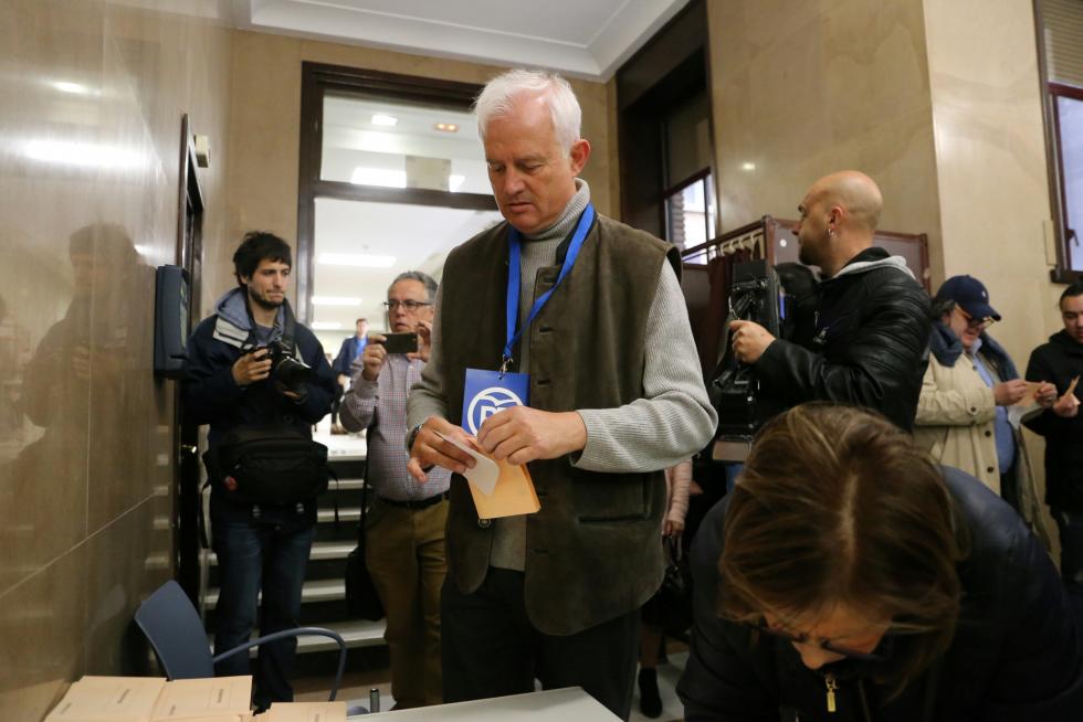 Eloy Suárez vota en el colegio de la CHE.