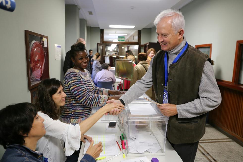 Eloy Suárez vota en el colegio de la CHE.