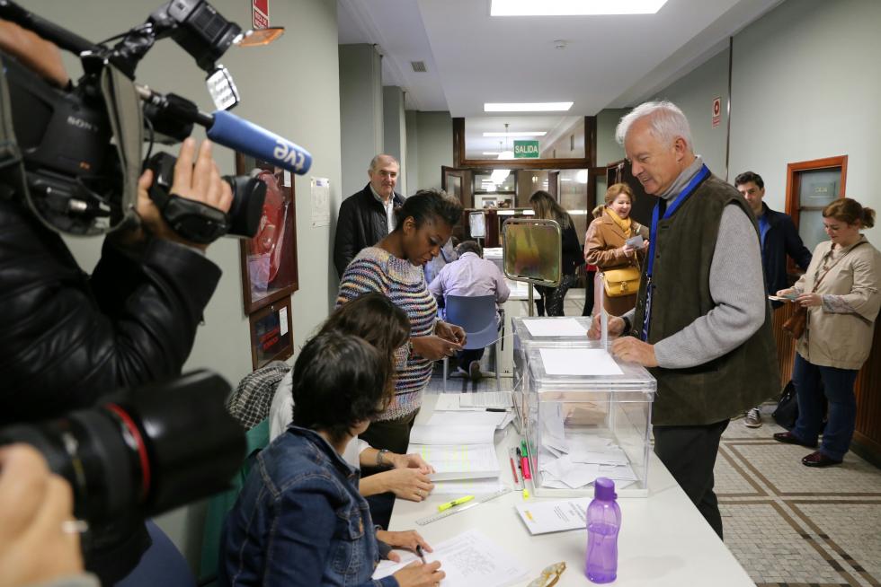 Eloy Suárez vota en el colegio de la CHE.