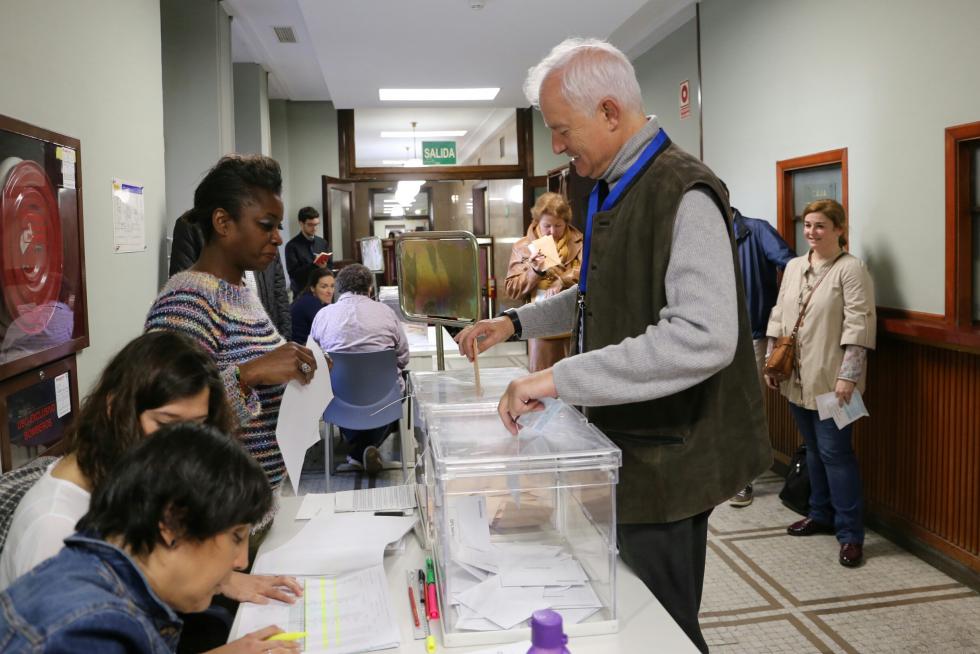 Eloy Suárez vota en el colegio de la CHE.